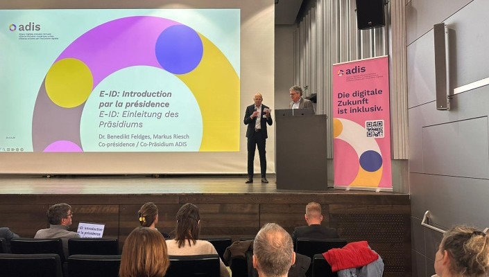 Markus Riesch und Benedikt Feldges auf der Bühne.